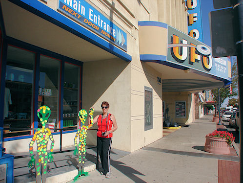 Space Aliens Greeting Eve DeLange At The Entrance To International UFO Museum & Research Center. Roswell, New Mexico. Hikes, Travels, & Tours. Photos, Pictures, Images, & Reviews.